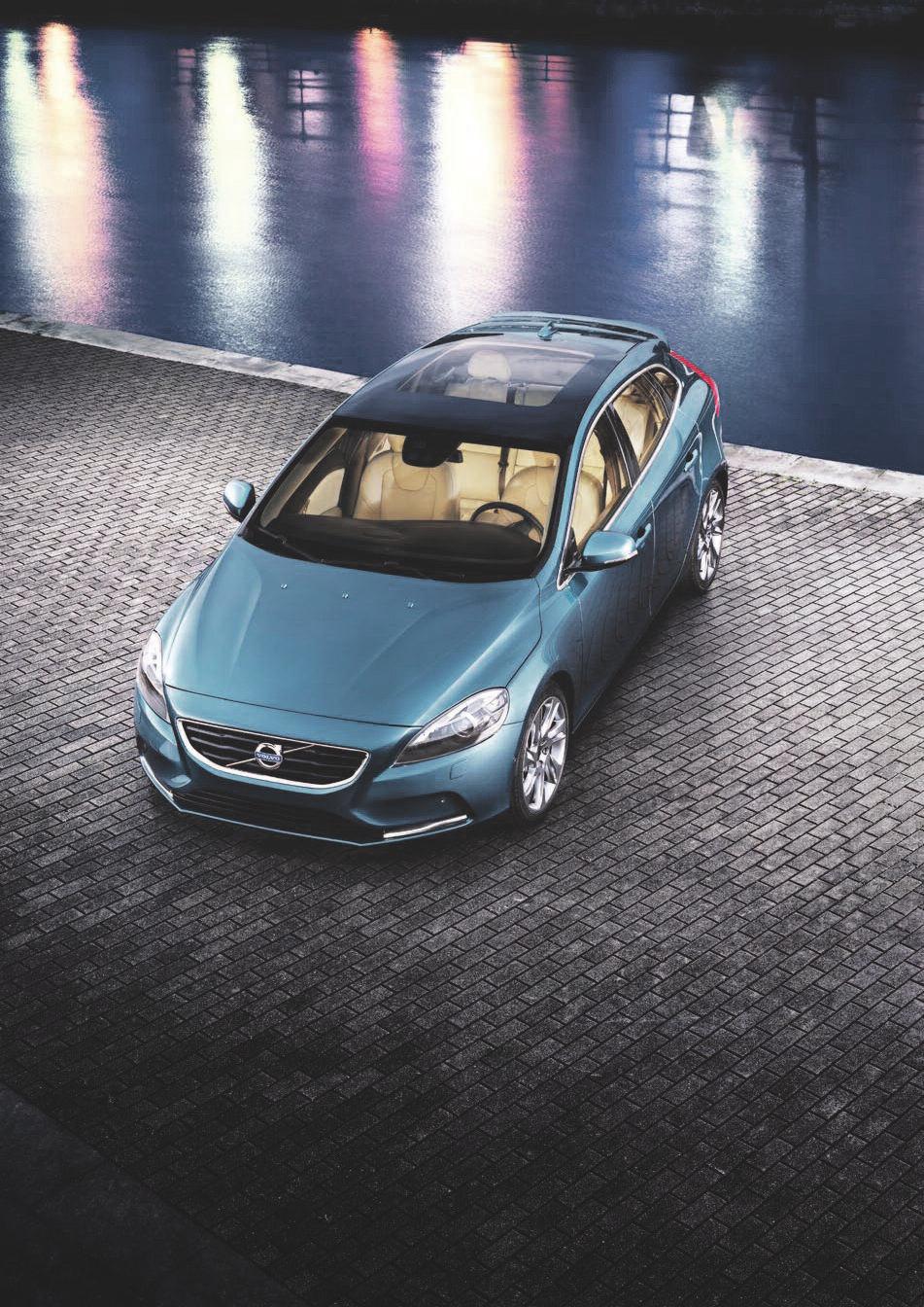 MØT SOMMEREN I EN NY VOLVO volvo v40 lll#w^a^cdgy#cd DESIGNET FOR OPPMERKSOMHET Volvo V40 har fått mye oppmerksomhet for elegant design, smarte tilpasningsmuligheter og ikke minst airbag for