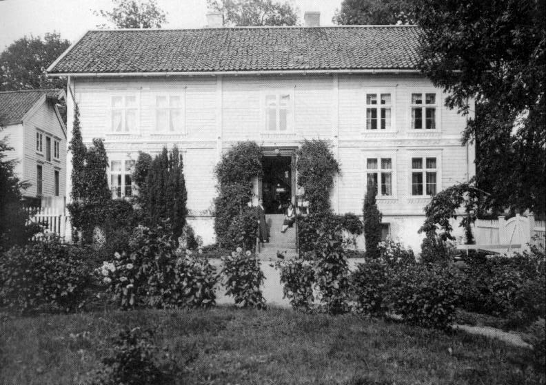 Hovedbygninga ca. 1930. Widths stabbur til venstre. Foto: Kirkhorn Her har det skjedd store endringer på kort tid!