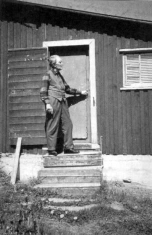 Over: Artikkelforfattaren og Anders Underdal møttest siste gong på Valdres folkemuseum sommaren 1972. Underdal var då 92 år Foto: ukjent. Til venstre: Med handa på dørklinka.