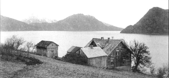 Naustbakken i Sæbø, Måndalen «juldagen 1922». Her sat pensjonert lensmann Per Christian Sæbø og skreiv ned minna sine tre år før.