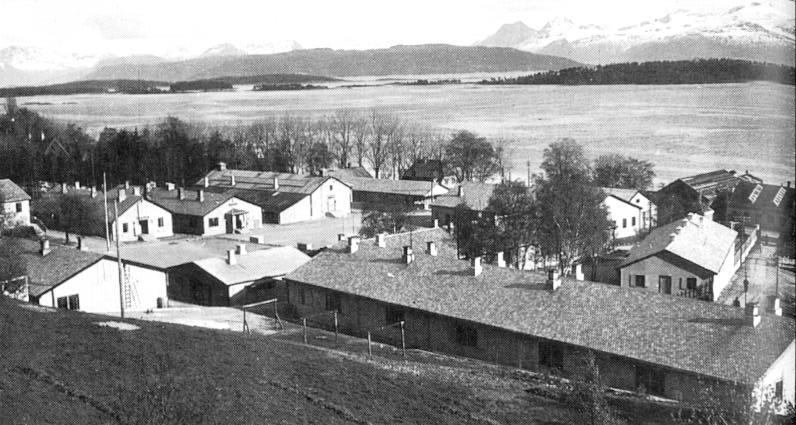 Bilder er tatt våren 1942. Foto: Konrad Strande. Dertil kommer i offisershjemmet 14-15 offiserer. Der kan forlegges 200 mann + befal om nødvendig. Leiren er bygget i 1940-41, og ser relativt bra ut.