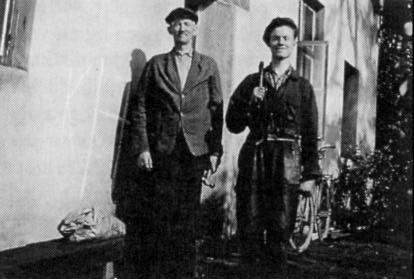 Fredrik Tande og Lars Rekdal i «vær beredt» og i godt humør. Foto H.-H. Bjørset. nentstillingen høsten 1931. Våren 1932 ble maskintekniker John Dahl fra Vistdal tilsatt som disponent og prokurist.
