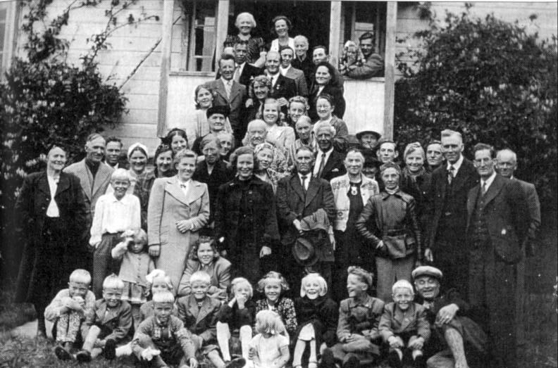 Kvam sjømannsmisjonsforening, medlemmer, familier og kretssekretær på tur til Tautra sommeren 1944, fotografert utafor huset på