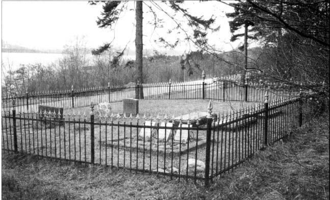 Gjerdet rundt gravplassen er frå 1906.