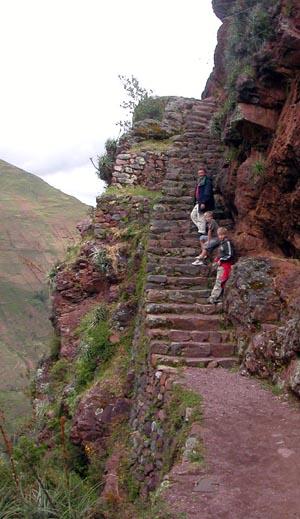 barberblad i mellom! Mamma og pappa hadde bestemt at vi skulle gå ned til Pisac igjen. Veien vi gikk på var 60-70 cm på det smaleste og hvis du tråkket feil kunne du falle ned 600-700 m.