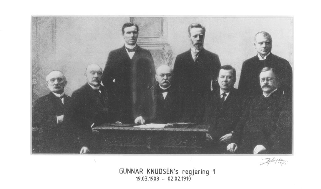 PRESSEHISTORISK TIDSSKRIFT NR. 22 2014 54 Bildet er feilaktig merket Gunnar Knudsens regjering 1, men viser hans andre i 1913. Gunnar Knudsens andre regjering satt fra 31. januar 1913 til 21.