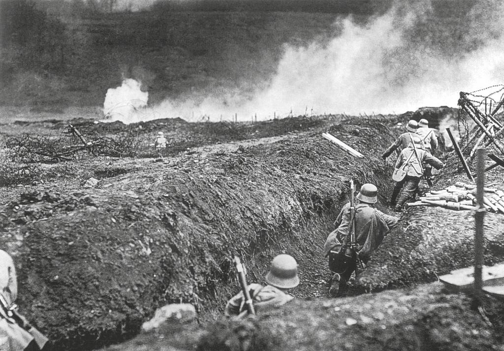 PRESSEHISTORISK TIDSSKRIFT NR. 22 2014 66 Tyske stormtropper i skyttergraven I Sedan, Frankrike i 1917. Tyskland vant selve slaget, men britene vant neste trekk.