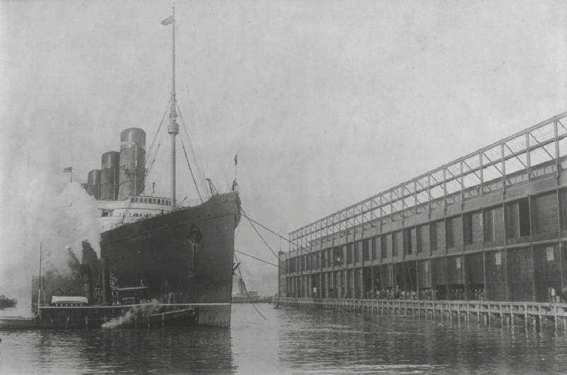 PRESSEHISTORISK TIDSSKRIFT NR. 22 2014 68 RMS Lusitania, muligens i ferd med å legge til kai i New York. Foto: George Grantham /Library of Congress. Maleriet «Untergang der Lusitania». Båten sank 7.