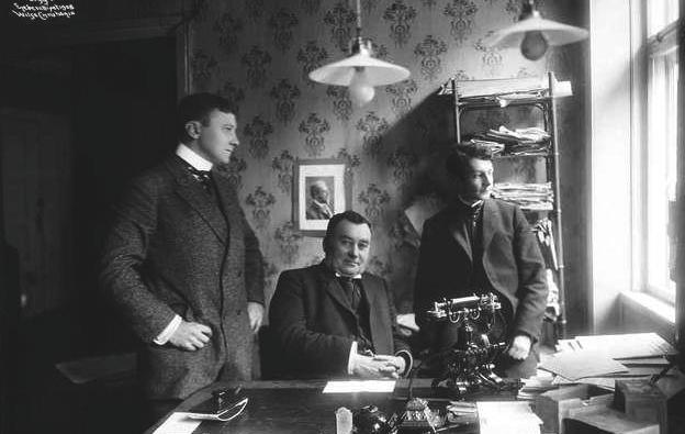 85 PRESSEHISTORISK TIDSSKRIFT NR. 22 2014 Redaktørene i Tidens Tegn, Rolf Thommesen stående til venstre og far Ola sittende i midten. Foto: Anders Beer Wilse, 1908.