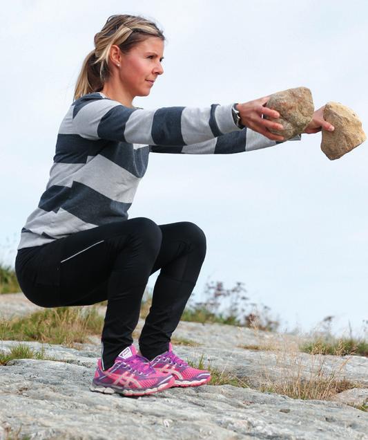 Du kan stå med albuene på en krakk, benk eller på bakken. Trekk magen inn og ha ryggen rett.