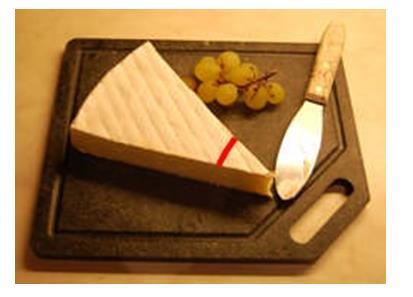 Den er 34,0 cm i diameter og 4,0 cm høy. Osten veier 3,0 kg. a) Finn volumet av osten. Osten har en 2 mm tykk skorpe.