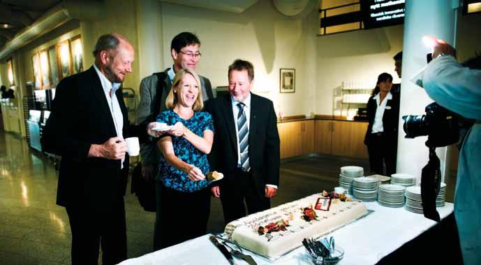 Foto; Håvard Sæbø, Magasinet for fagorganiserte Arbeiderpartiet spanderte stor bløtkake på 25 års jubilanten Fellesforbundet.