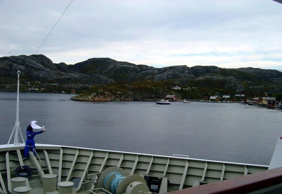 En ansatt ombord på MS Trollfjord hilser til hjemstedet