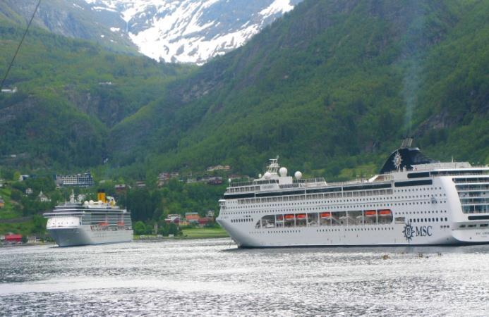 30 med overgang til båt for de som skal være med på utflukt. Ny ankomst Ålesund ca kl 18.