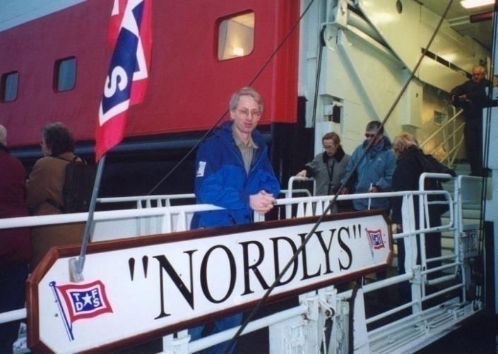 Innledning Hvorfor reise med Hurtigruten når en kan få flere uker i syden for samme pris? Hvilken årstid er best?, Hvilken strekning er finest?, Hvordan er det i dårlig vær?