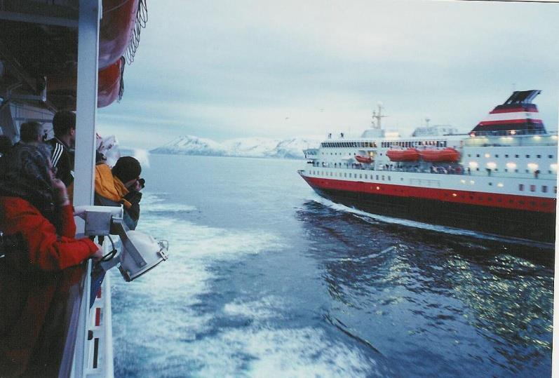 Møte med de andre hurtigrutene Hurtigruten består normalt av 11 skip i daglig rute. De møtes på faste steder, og passeringer annonseres for å kunne hilse og fotografere. Havøysund ca kl 08.