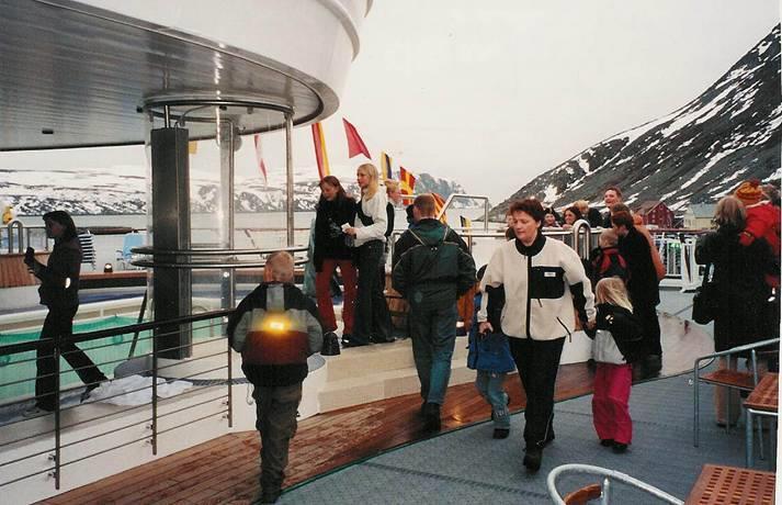 Havnen ligger godt skjermet innerst i fjorden. Ny kai i 2009.