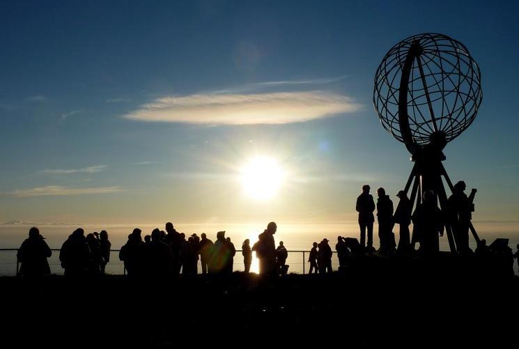 Kortskriving Nordkapphallen der en del av anlegget ligger under bakken. Mange har reist langt i håp om godvær og midnattsol på Nordkapp.