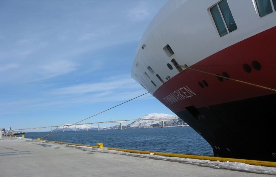 Blå bygninger i Sortland. Utsikt mot brua over til fastlandet.