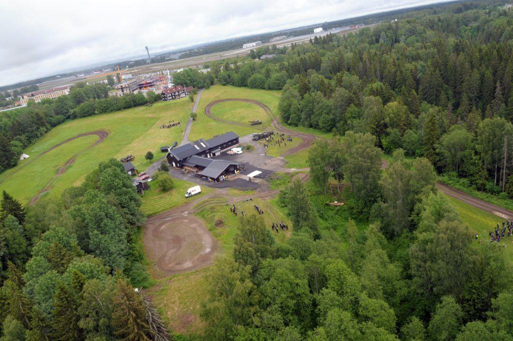 2.5 Teknisk infrastruktur Hovedadkomst til området er via rundkjøring i E16, vegen som går til Scandic, og en privat veg inn til bebyggelsen på Rutholen.