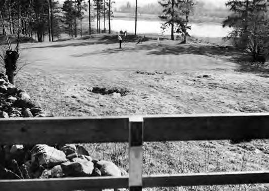 1961 14 fots racerbåt til utlodning 124 Hull 18 i 1961 Fra de første årene finnes det ikke mange fotografier - dessverre. Her er imidlertid ett; Utsikt over green 18 med Robergvannet i bakgrunnen.