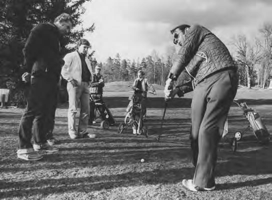 Golfiveren øker i Vestfold Peter Feilberg instruerer... Peter Feilberg var en krumtapp i Vestfold Golfklubb i mange år. Her viser han nærspillets viktige sider for ivrige tilskuere.