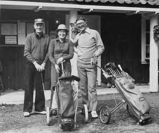 1983 10 damer med 50 timers rengjøring 146 Klubbkonkurranse ble avholdt på søndagene Hyggelig golfselskap i begynnelsen på 80-tallet. Leif Kjær, Anne- Lise Ellefsen og Jon S.