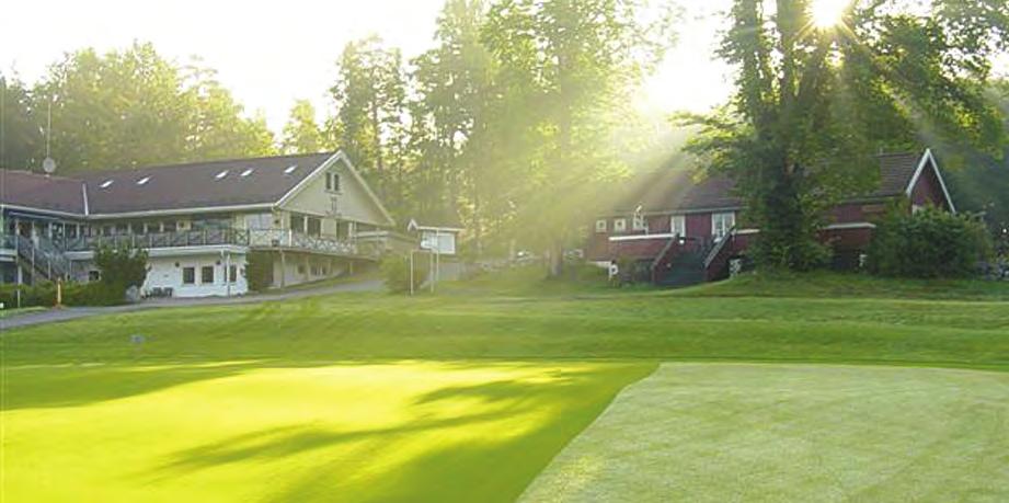 Morgensolen gir et trolsk og vakkert skinn over putting-greenen nedenfor klubbhuset. Apropos utviklingen av talenter, kommer nok Vestfold GK til å ha en hel del å bidra med, sier Birdie.