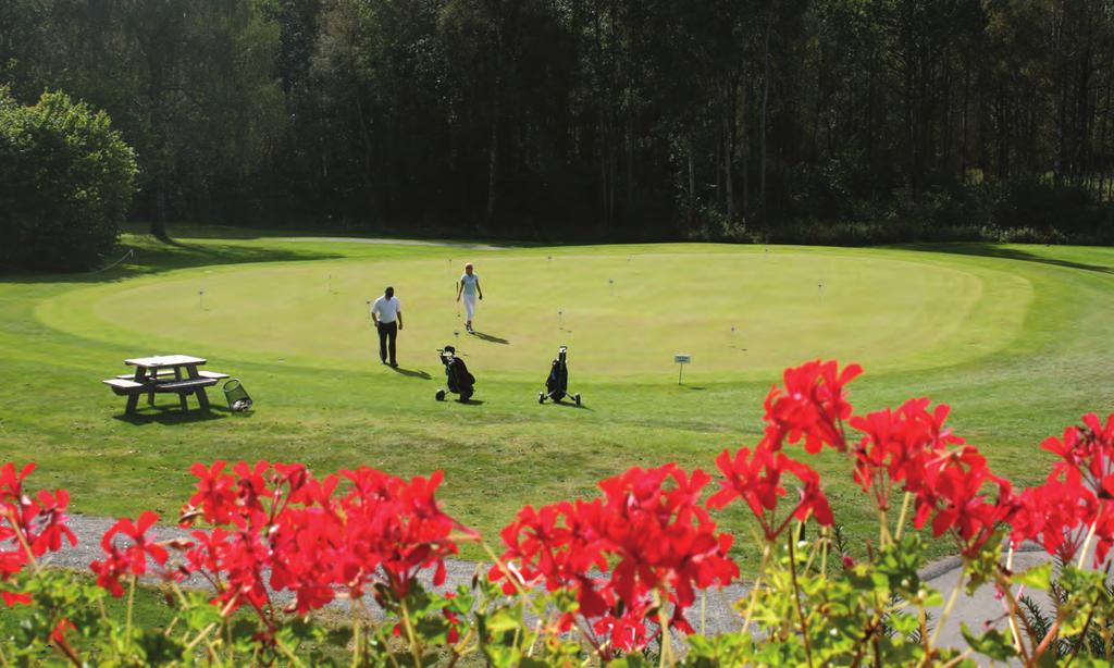 Sommerfesten er et av årets høydepunkter, med golfturnering og dans til levende musikk.