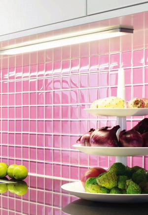 Lys I kjøkkenet er en blanding av forskjellige slags lyskilder det ideelle. Praktiske lysrør over arbeidsbenker, komfyr og kjøkkenøy kompletteres med konsentrert LED-lys for stemningens skyld.