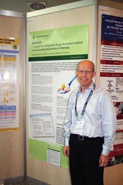 FIP Istanbul 2009 Tore Reinholdt i Apotekforeningen med poster om interaksjonsdatabasen Apriori. Jostein Hamberg presenterte utviklingen i apotekmarkedet de siste årene.