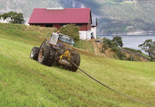 Hjå Straumsnes Mjølk og Kjøt sver dei til bladspreiaren som er lett, spreier breidt og som er enkel å køyre. Foto: Sverre Heggset.