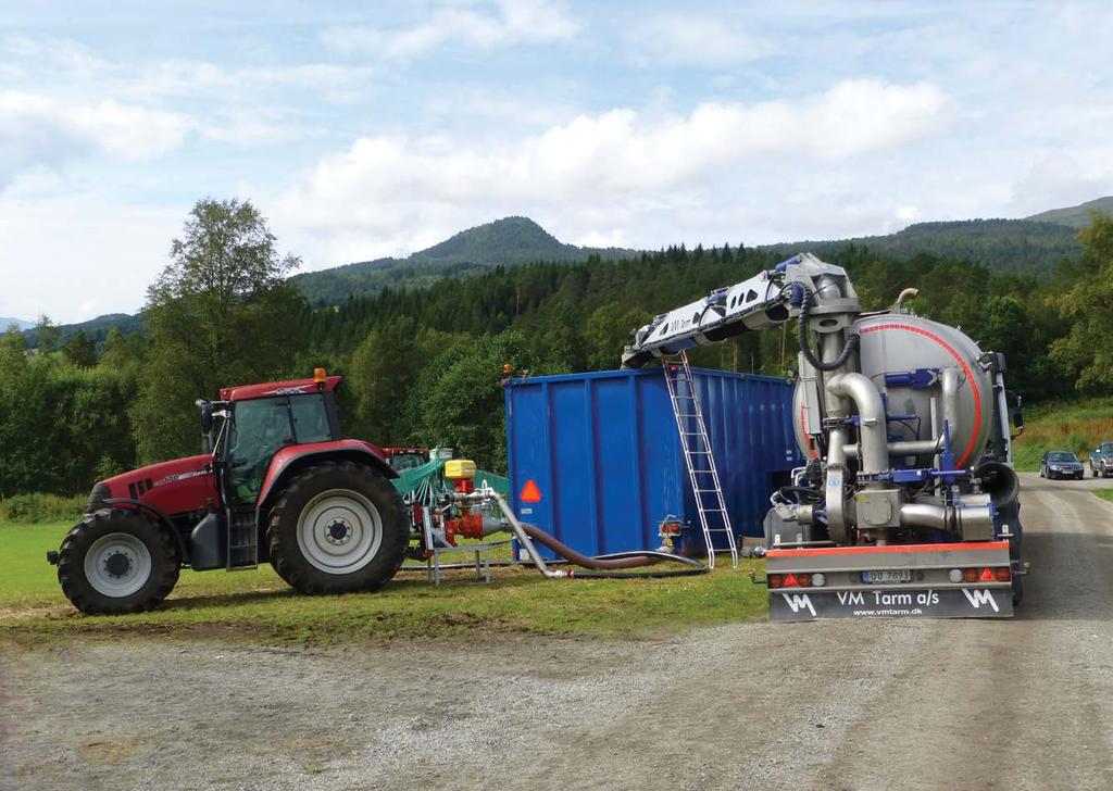 Langtransport av husdyrgjødsel til mellomlager.