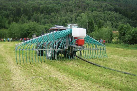 Infiltrasjon av vatn i jord, og tilhøve som påverkar det og yteevna til eng Jord har ulik evne til å sleppa gjennom sigevatn etter nedbør.