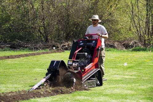 HELHYDRAULISK KJEDEGRAVER E2324RTK Stand-On Track Trencher Barreto s RTK kjedegraver kommer med OPPGRADERINGER som gjør gravingen enda mer effektiv: Den har "Stand-on" PLATTFORM hvor føreren står