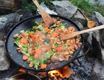 Wok på bål eller stormkjøkken Lag retten i wok-panne eller ei djup steikepanne, gjerne på bål med rist eller på bålpanne. Du kan òg lage woken i steikepanne og panne på stormkjøkken. Nudlar, 2 pk.