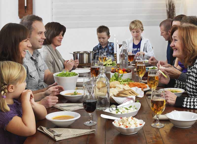 Hos venner Å spise middag med venner og bekjente etter at du har gått over til glutenfritt kosthold, kan til å begynne med føles som et stort prosjekt.