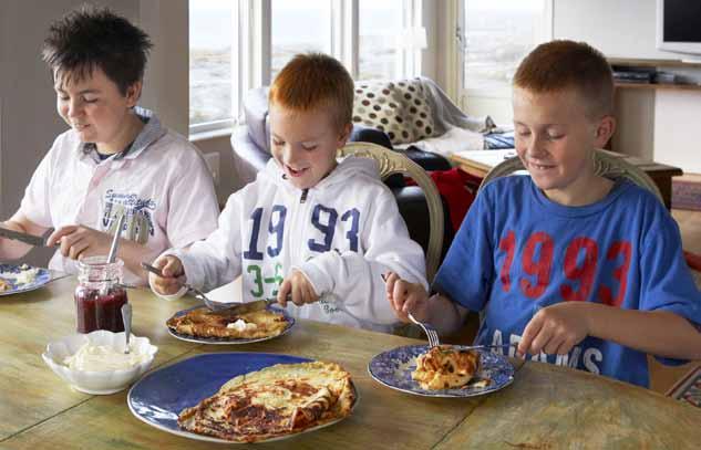 Barn og gluten og venner av familien forstår situasjonen. Det er også en god idé å kjøpe inn eller lage noen glutenfrie produkter som kan være hos personer som barnet ofte besøker.