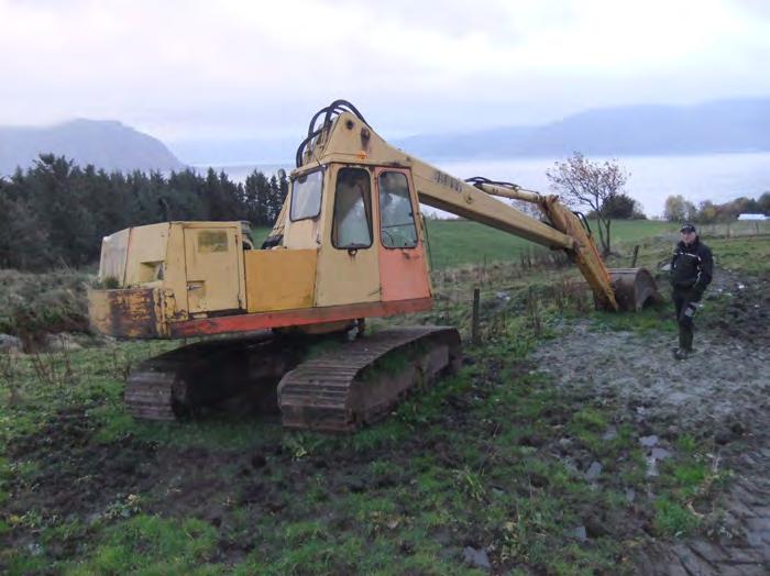 lag, på grunn myrjord. Grunnvatn, silt og finsand, er ei utfordring Fredrik likar godt å arbeide med gravemaskin, og gjer alt arbeidet sjølv.