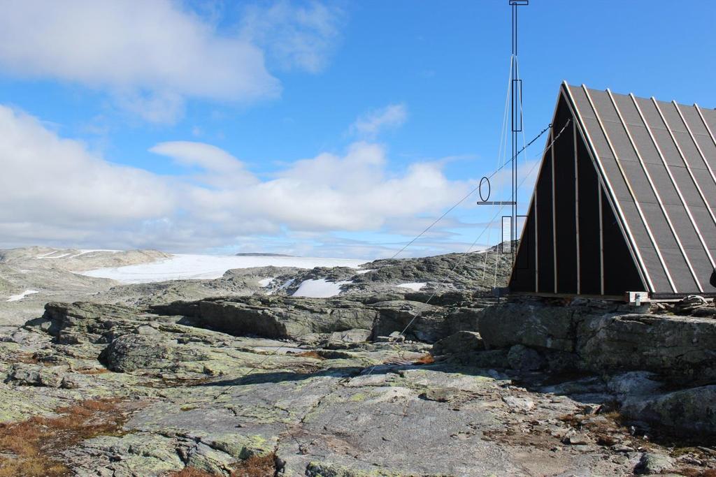 Bildet viser hvordan MET planlegger plassering og utforming av værstasjonen på Spørteggbu. (Plasseringen forutsetter at terrenget er på samme høyde som hytta).