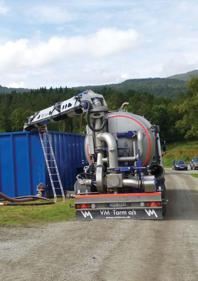 Langtransport av husdyrgjødsel til mellomlager.