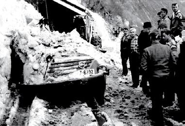 Trettøytunnelen høsten samme år, og i tillegg en rekke mindre hendelser. Figur 2: En lastebil ble truffet av et snøras vinteren 1969. Føreren omkom.
