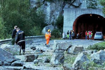 22.7 Figur 4: Skredet 24.08.2008 gjorde stor skade. Heldigvis gikk ingen liv tapt (foto: Tidens Krav). Skredet 05.06.2009 var nær ved å treffe et kjøretøy, men ingen ble skadet.