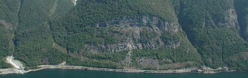 med rødskraverte felter. Hvit pil markerer løsneområde for steinskredet som gikk den 05.06.2009.