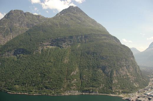 2009 D5 D4 D3 D6 D7 Figur 13: Oversiktsbilde over fjellsiden ved delstrekning D, med markering av