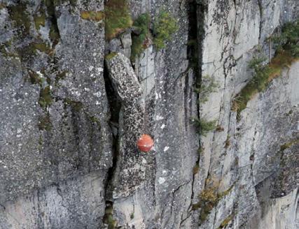 22.23 Figur 17: Airlift AS utfører sleggerensk i det bratte løsneområde 400 m over dagstrekningen mellom Midtbekktunnelen og Trettøytunnelen (lok. B2 2, jfr. fig. 14).