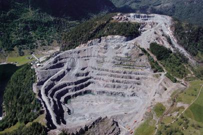 12.2 FJELLSPRENGNINGSTEKNIKK BERGMEKANIKK/GEOTEKNIKK 2009 Romarheim. For å sikre tilgang til nye steinressurser ble det prosjektert et dagbrudd på Husafjellet (kote 200) med tilhørende sjakt.