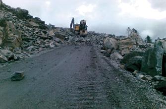 12.4 FJELLSPRENGNINGSTEKNIKK BERGMEKANIKK/GEOTEKNIKK 2009 Stor produksjon i bratt terreng gir utfordringer. Hovedveien opp på Husafjellet var svært smal og lå stedvis med en stigning på 1:5.