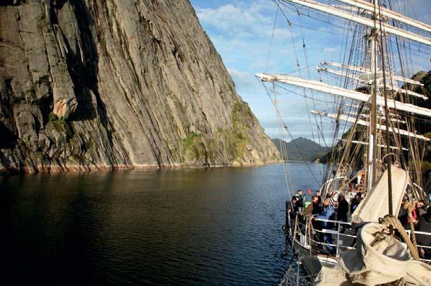 Svolvær frister, det gjør også Henningsvær, Værøy og Røst, kanskje vi gjør strandhugg et sted? Kapteinen vil fortelle deg hvilken rute som blir den beste, vær og vind tatt i betraktning.