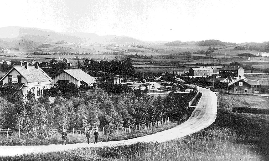 Bilde fra 1890. Nicolaisens hus er nærmeste hus på høyre side.